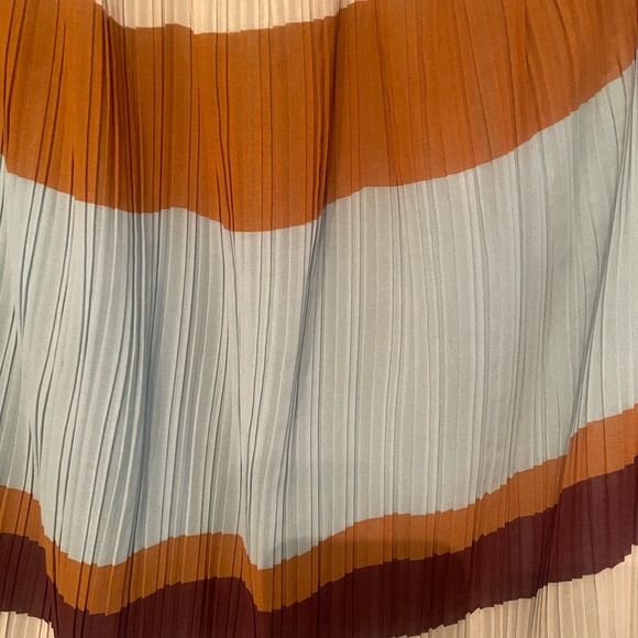 Zara skirt size large good for spring. - Picture 5 of 5